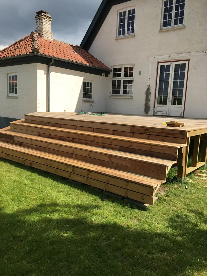 Terrasse med brede trin