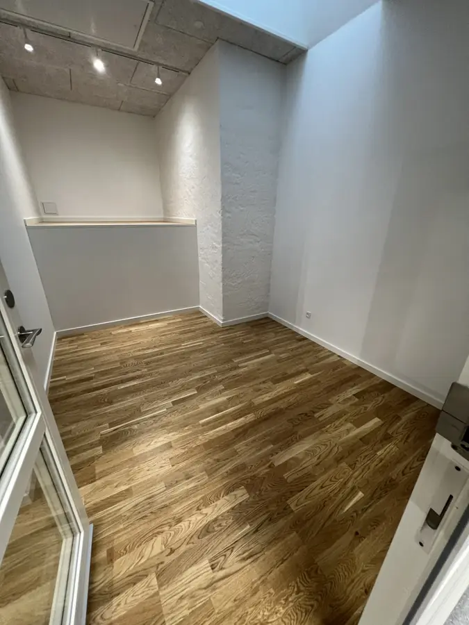 Lyst rum med egetræsgulv, hvide vægge og nyt loft