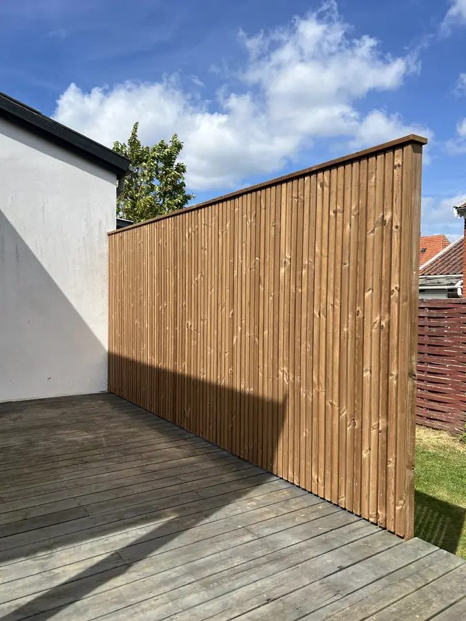 Høj afskærmning af lodrette træbrædder på en tagterrasse